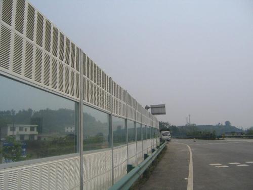 鄭州護(hù)欄網(wǎng)廠金屬聲屏障的應(yīng)用與優(yōu)勢(shì)